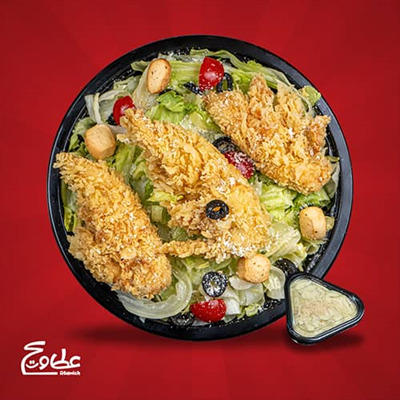 کاهو رسمی ، گوجه گیلاسی ، فیله مرغ سوخاری ، پنیر پارمسان ، نان کراستینو ، سس سزار سالاد سزار سوخاری